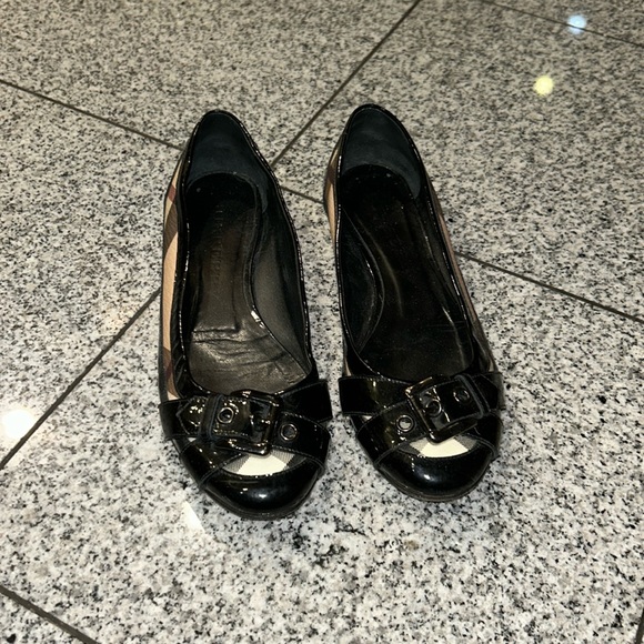 Burberry flats - Picture 1 of 7